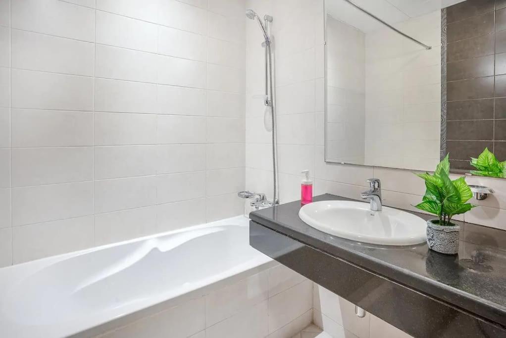 Lovely 3 Bedroom Apartment Beach Front Abú Dhabí Exteriér fotografie